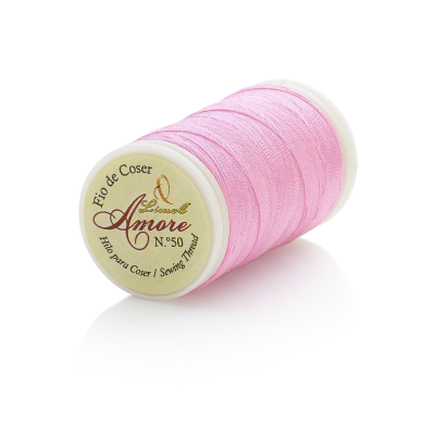 Bobina de linha de coser rosa claro com etiqueta branca e texto