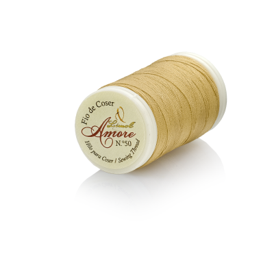 Carretel bege de linha para coser Amore n°50 sobre fundo branco