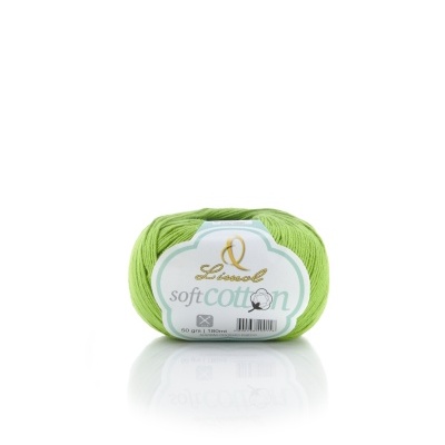 Novelo de fio verde claro em algodão com etiqueta branca