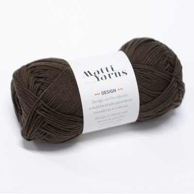 Novelo de lã castanha escura Motti Yarns com rótulo branco sobre fundo branco