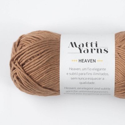Bobine de fio castanho claro com rótulo branco Matti Yarns Heaven