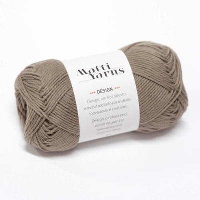 Novelo de fio bege claro com etiqueta Matti Yarns em fundo branco.