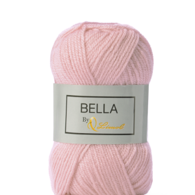 Novelo de lã rosa claro com etiqueta cinza com texto 'BELLA By Qwool'
