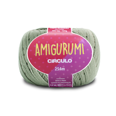 Novelo de fio de algodão verde claro com etiqueta rosa e roxa