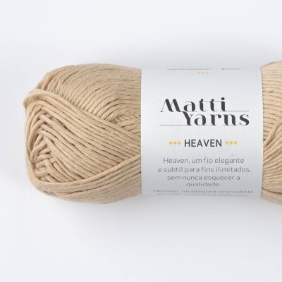 Novelo de fio bege Matti Yarns Heaven com etiqueta branca