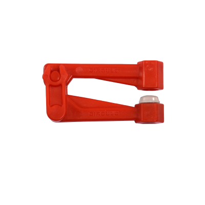 Ferramenta vermelha de plástico com articulação sobre fundo branco