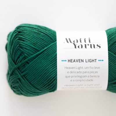 Novelo de fio de lã verde Motti Yarns Heaven Light com etiqueta branca