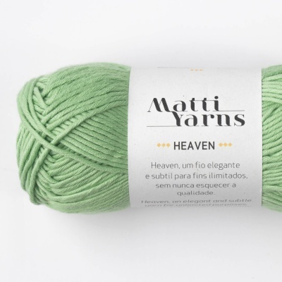 Novelo de fio verde claro Matti Yarns Heaven com rótulo branco