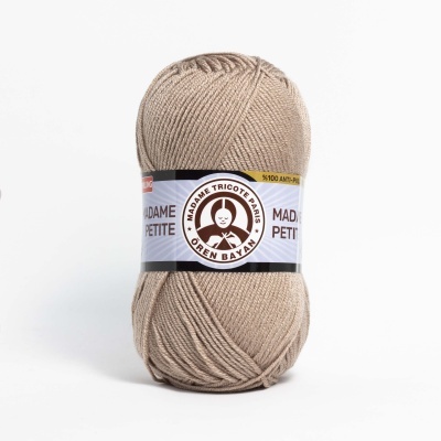 Novelo de lã bege Madame Tricote Paris Orlen Baby com rótulo branco e preto
