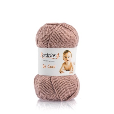 Novelo de lã cor rosa claro com etiqueta da marca Rosários 4 e imagem de um bebé