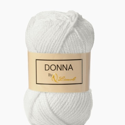 Novelo de lã branca com etiqueta DONNA By Lincol em fundo branco