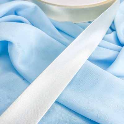 Fita branca de tecido sobre tecido azul claro