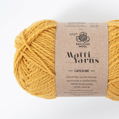 Novelo de lã reciclada amarelo mostarda com etiqueta da Matti Yarns