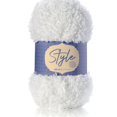 Novelo de fio branco felpudo com rótulo azul e bege