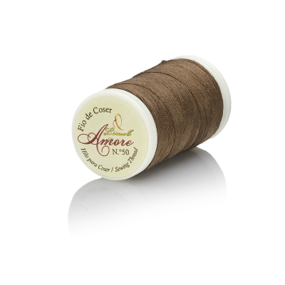 Cone de linha castanha para costura Amore N.º 50 com base branca