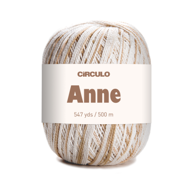 Novelo de fio bege e branco com etiqueta CÍRCULO Anne