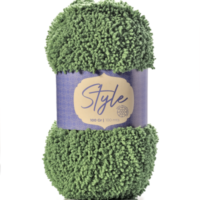 Novelo de fio verde felpudo com rótulo roxo