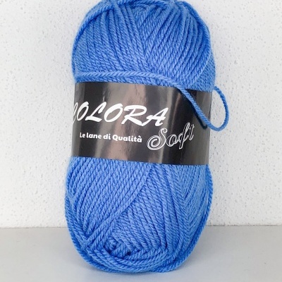 Novelo de lã azul com etiqueta preta DOLORA Soft