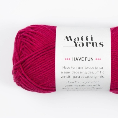 Novelo de lã vermelho com etiqueta branca da marca Matti Yarns