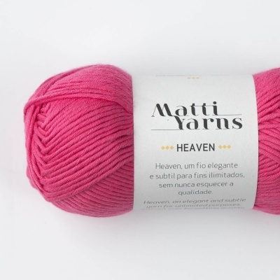 Novelo de fio de lã rosa Matti Yarns Heaven com etiqueta branca