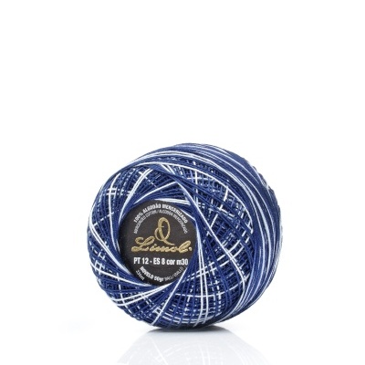 Novelo de linha azul e branco com rótulo preto.