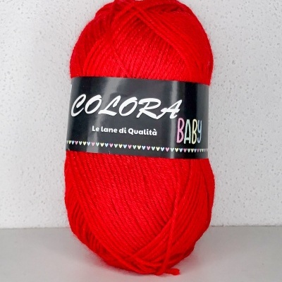 Novelo de lã vermelho com etiqueta preta 'COLORA BABY Le lane di Qualità'