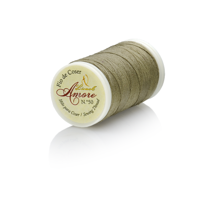 Spool of beige sewing thread with white plastic base and Portuguese text on a white background