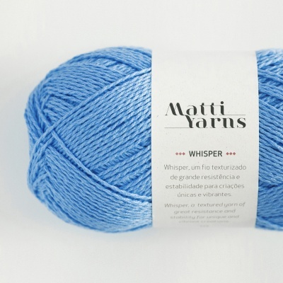 Novelo de fio azul claro com etiqueta branca 'Matti Yarns Whisper'