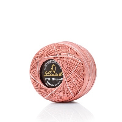 Novelo de linha cor-de-rosa claro com etiqueta preta