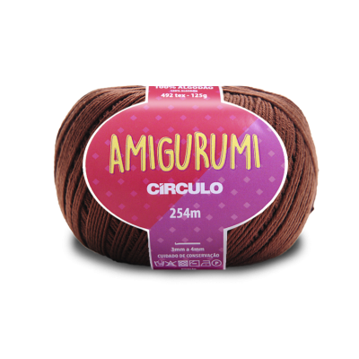 Novelo de fio castanho para amigurumi com rótulo colorido