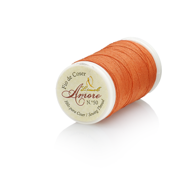 Carrete de linha para coser laranja queimado com rótulo branco