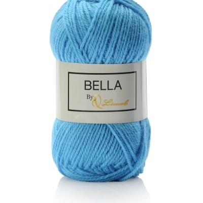 Novelo de lã azul claro com etiqueta branca BELLA By Q Lanas