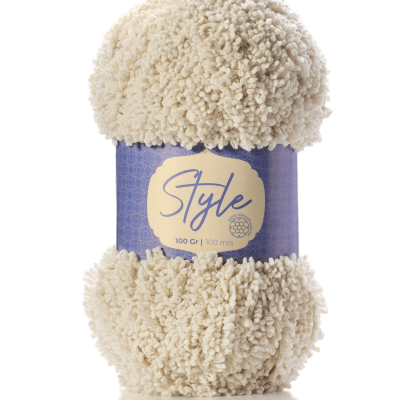 Novelo de lã estilo boucle creme com etiqueta azul e bege com texto