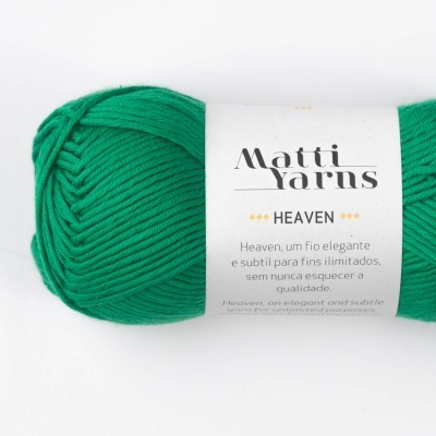 Novelo de fio verde Matti Yarns Heaven com etiqueta branca