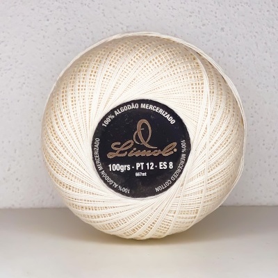 Rolo de linha em algodão mercerizado cor creme com etiqueta preta