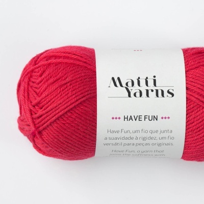 Novelo de fio vermelho Matti Yarns HAVE FUN com etiqueta branca