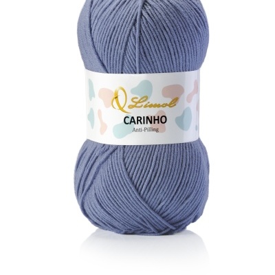 Novelo de lã azul com rótulo branco e texto.