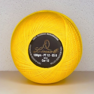 Novelo de linha de algodão mercerizado amarelo com etiqueta preta