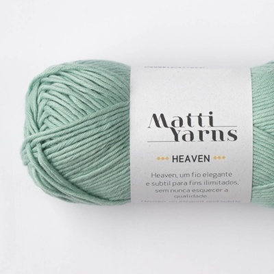 Novelo de fio de lã azul-esverdeado com etiqueta branca