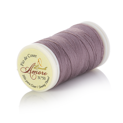 Rolo de linha de costura lilás Amore Nº50 com etiqueta amarela