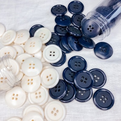 Botões brancos e azuis em tecido com tubos transparentes