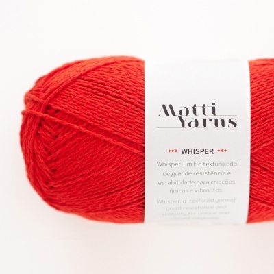 Novelo de fio vermelho com etiqueta Matti Yarns Whisper