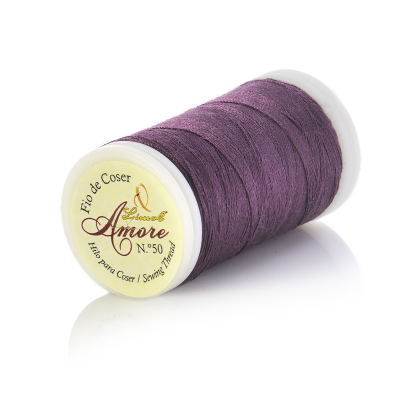 Rolo de linha de coser roxa com etiqueta Amore N.° 50