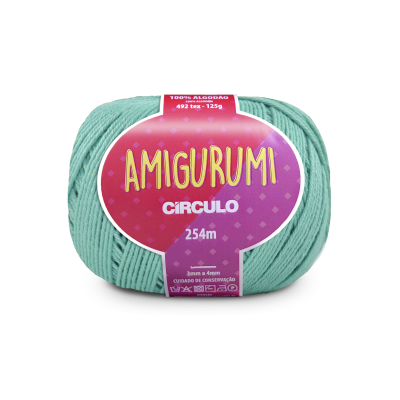 Novel de fio verde-água para amigurumi com etiqueta roxa e vermelha da marca Círculo.