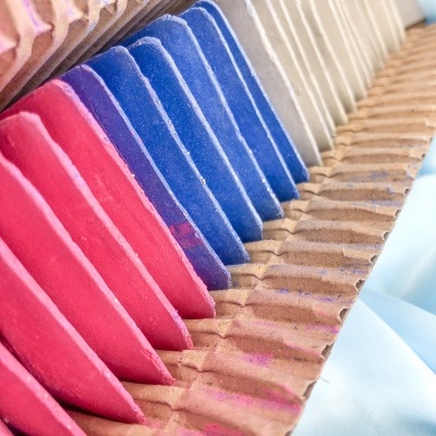 Conjunto colorido de giz de cera em caixas de cartão