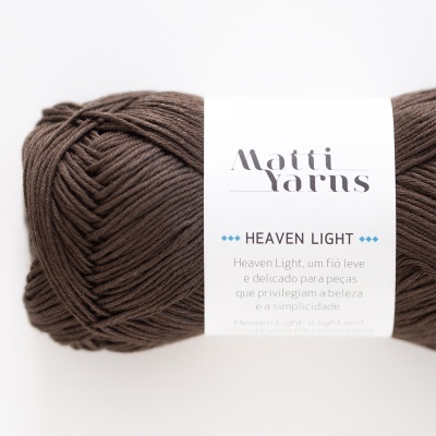 Novelo de fio castanho escuro com rótulo branco Matti Yarns Heaven Light