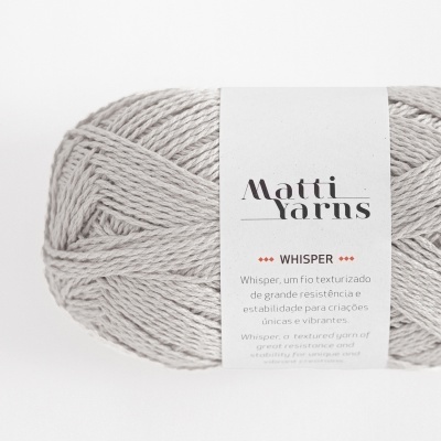 Novelo de lã cinzenta com etiqueta branca Matti Yarns Whisper