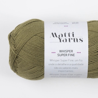 Novelo de fio de lã verde-oliva com etiqueta branca da Matti Yarns Whisper Super Fine
