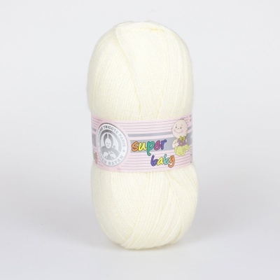 Novelo de lã branca com etiqueta rosa 'super baby'