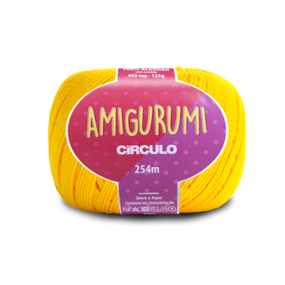 Novelo de fio amarelo para amigurumi com etiqueta